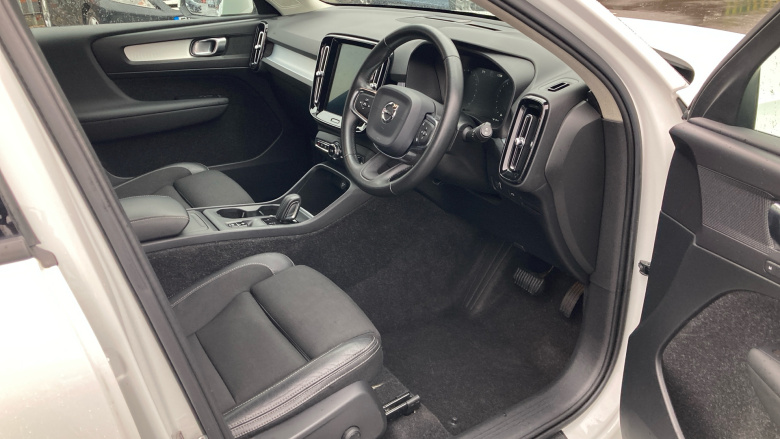 Volvo Xc40 2.0 T4 Momentum Pro 5dr AWD Geartronic Petrol Estate